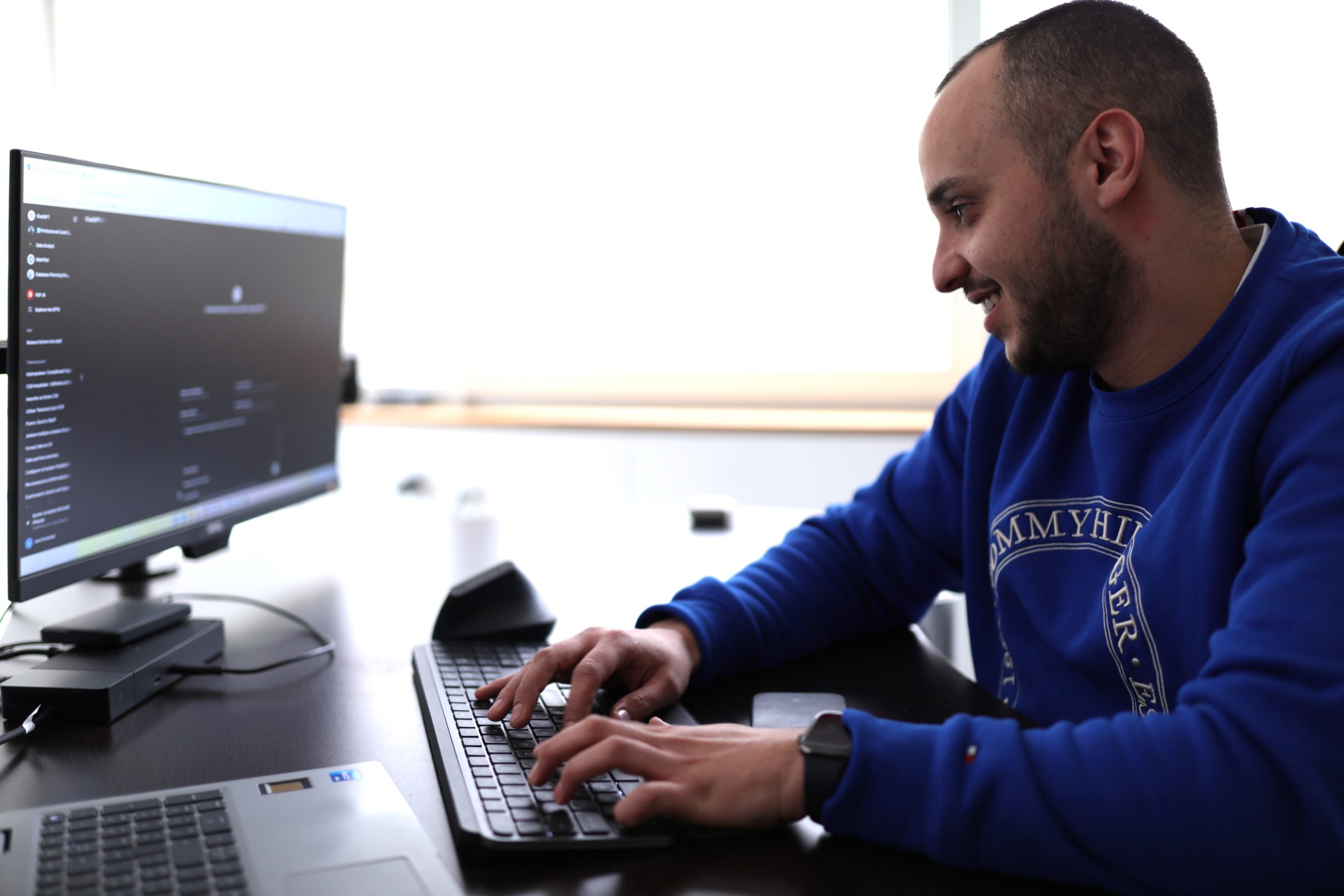 0W3A1036-1 man using MacBook